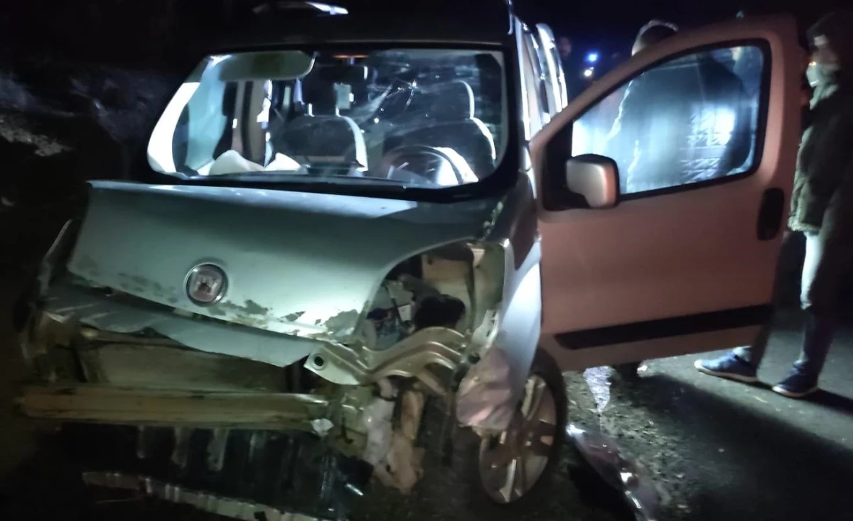 Bingöl\'de hafif ticari aracın duvara çarpması sonucu 3 kişi yaralandı