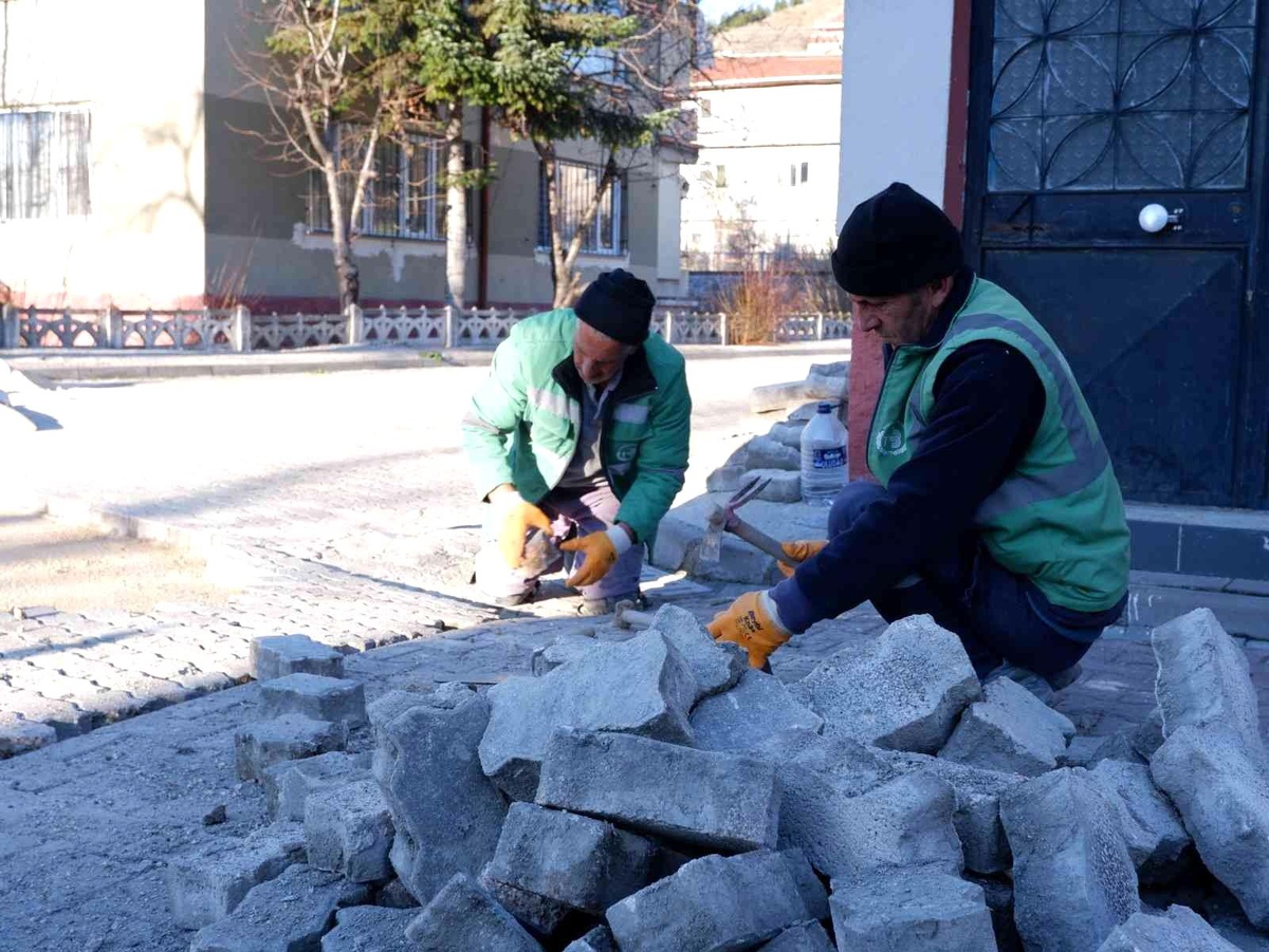 Bozüyük Belediyesi kaldırım ve yol çalışmalarını sürdürüyor