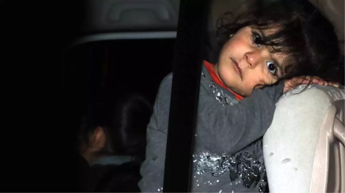 Çaresizliğin fotoğrafı! Göçmenlerin minibüsündeki çocuğun bakışları yürek burktu