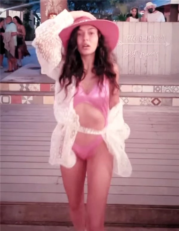 Ceren Yılmaz'dan Miami sahilinde bikini paylaşımı