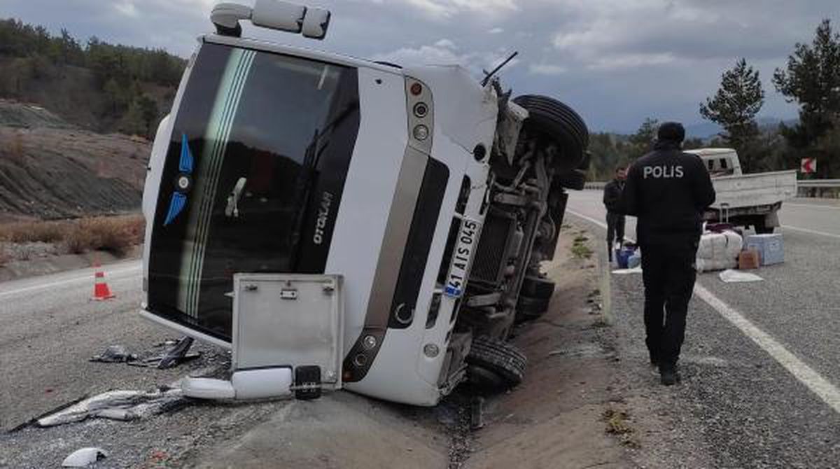 Denizli\'de işçi midibüsü devrildi: 12 yaralı