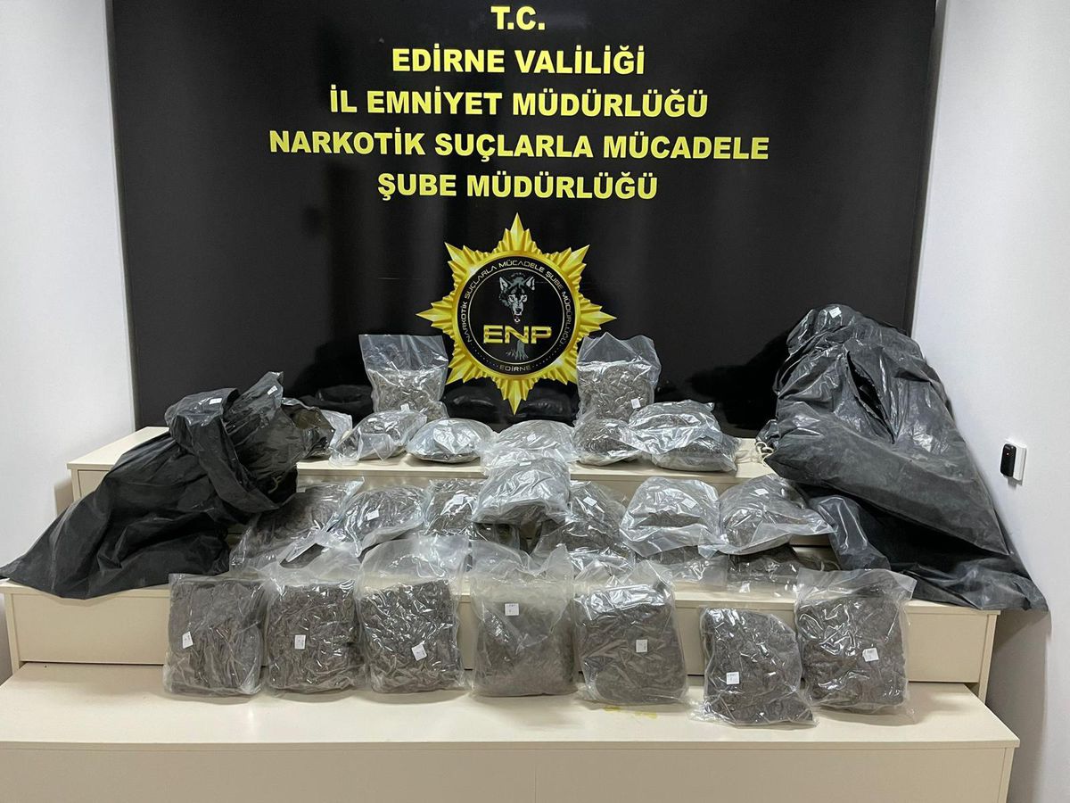 Edirne\'de yol kenarında bulunan uyuşturucunun izini süren polis 4 şüpheliyi yakaladı