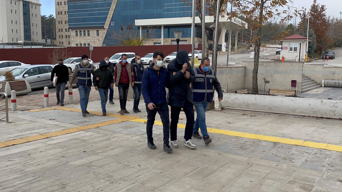 Elazığ\'da hırsızlık yaptıkları iddiasıyla yakalan 3 kişiden 2\'si tutuklandı