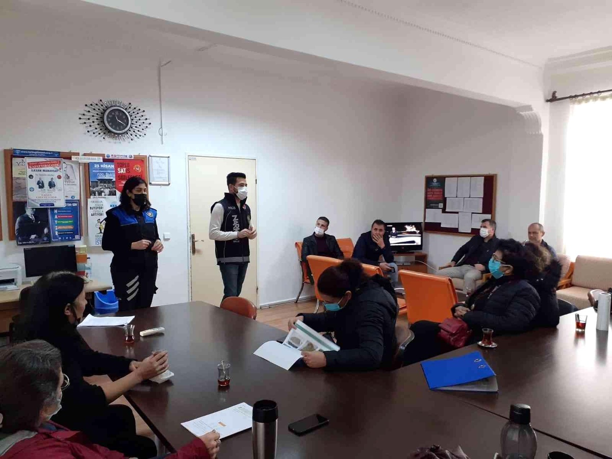 En iyi narkotik polisi anne projesi kapsamında velilere narko rehber eğitimi veriliyor