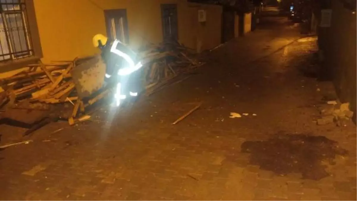 Gölmarmara'da şiddetli fırtına çatı uçurdu