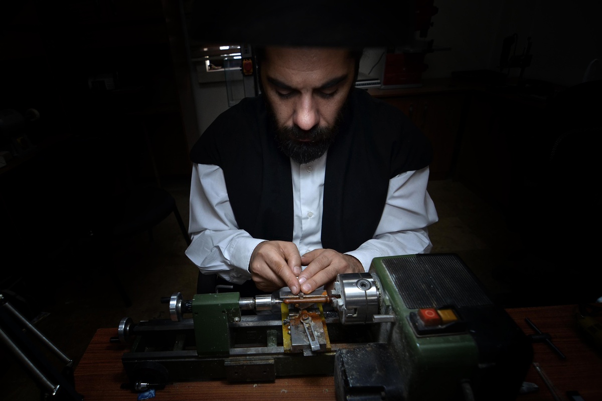 Gündüz tespih taneleriyle akşam sema gösterisiyle Allah\'ı zikrediyor