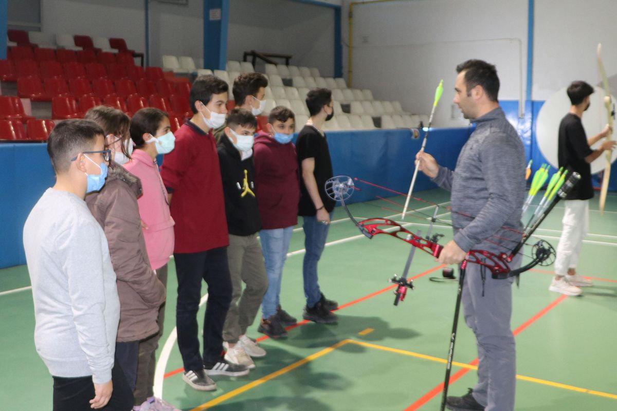 Havza\'da dijital bağımlılıkla mücadele için öğrencilere okçuluk sporu tanıtıldı