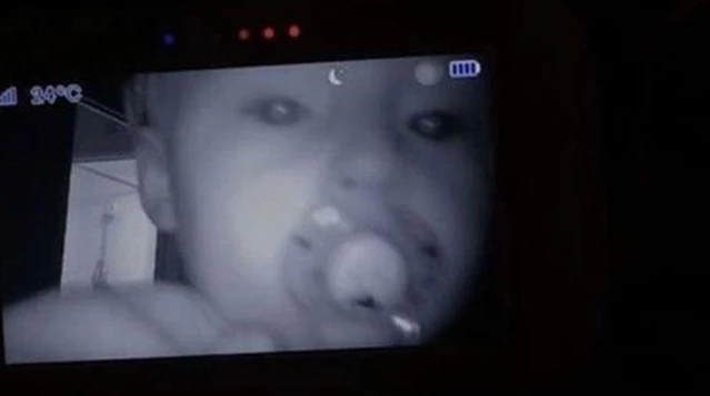 Her gece saat 2'de uyanan bebeklerini kameraya alan çift, gördükleri karşısında dehşete düştü