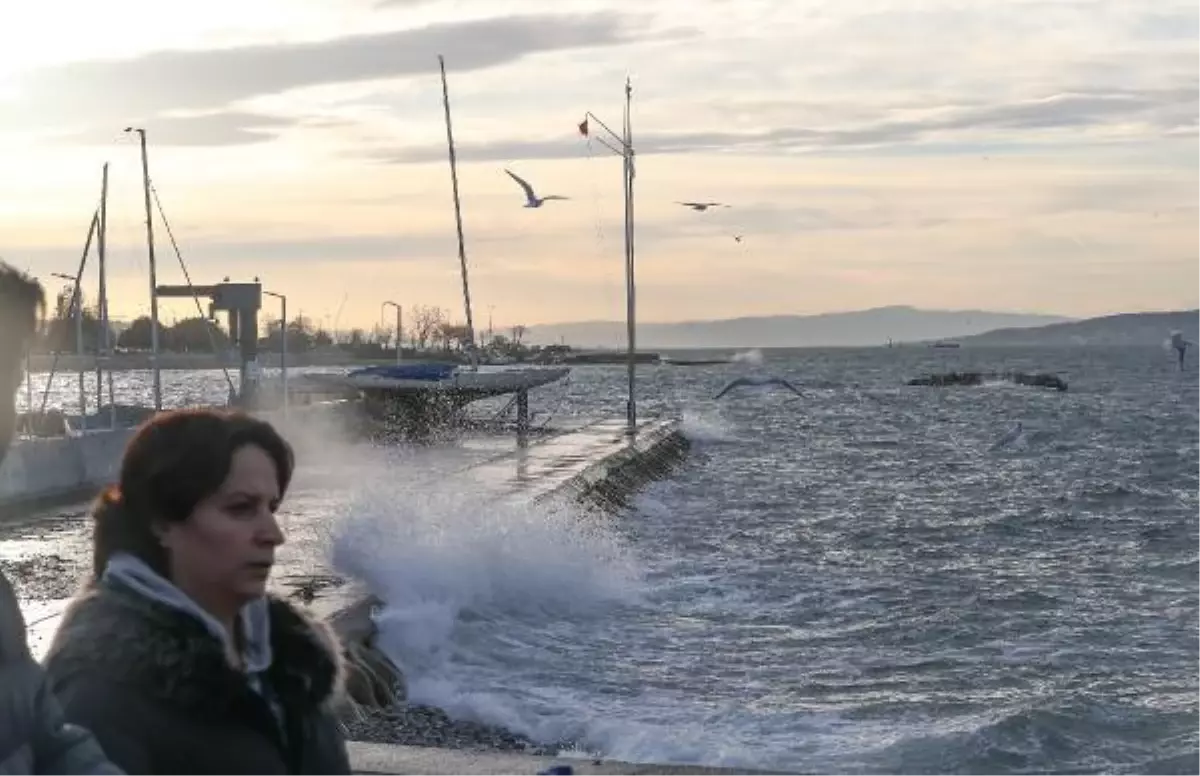 İstanbul'da lodos etkili olmaya devam ediyor