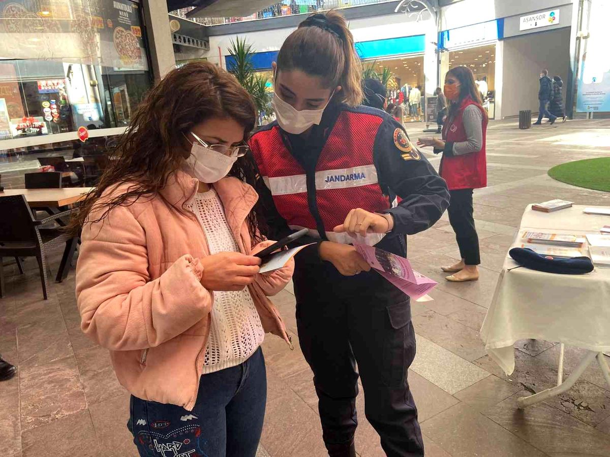Son dakika... İzmir\'de jandarma ekipleri kadınlara KADES uygulamasını anlattı
