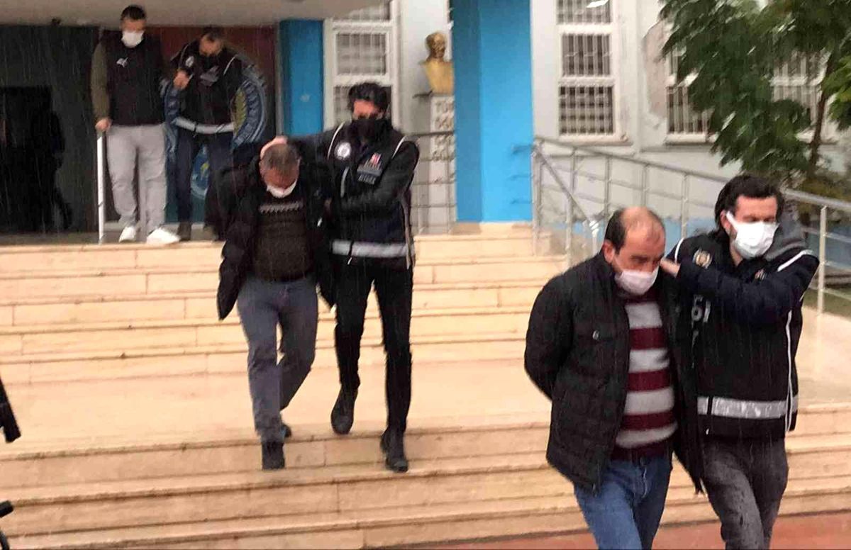 Son dakika! İzmir\'de silah kaçakçılığı ve uyuşturucu operasyonu: 3 tutuklama