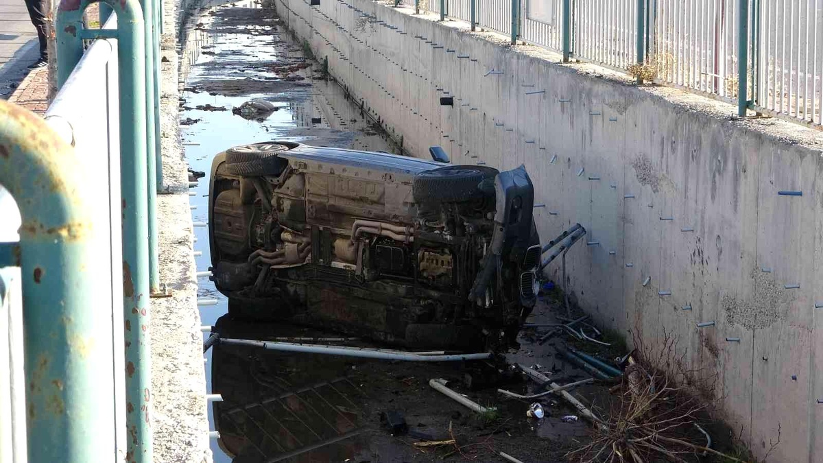 Kanala düşen otomobilin sürücüsü yaralandı