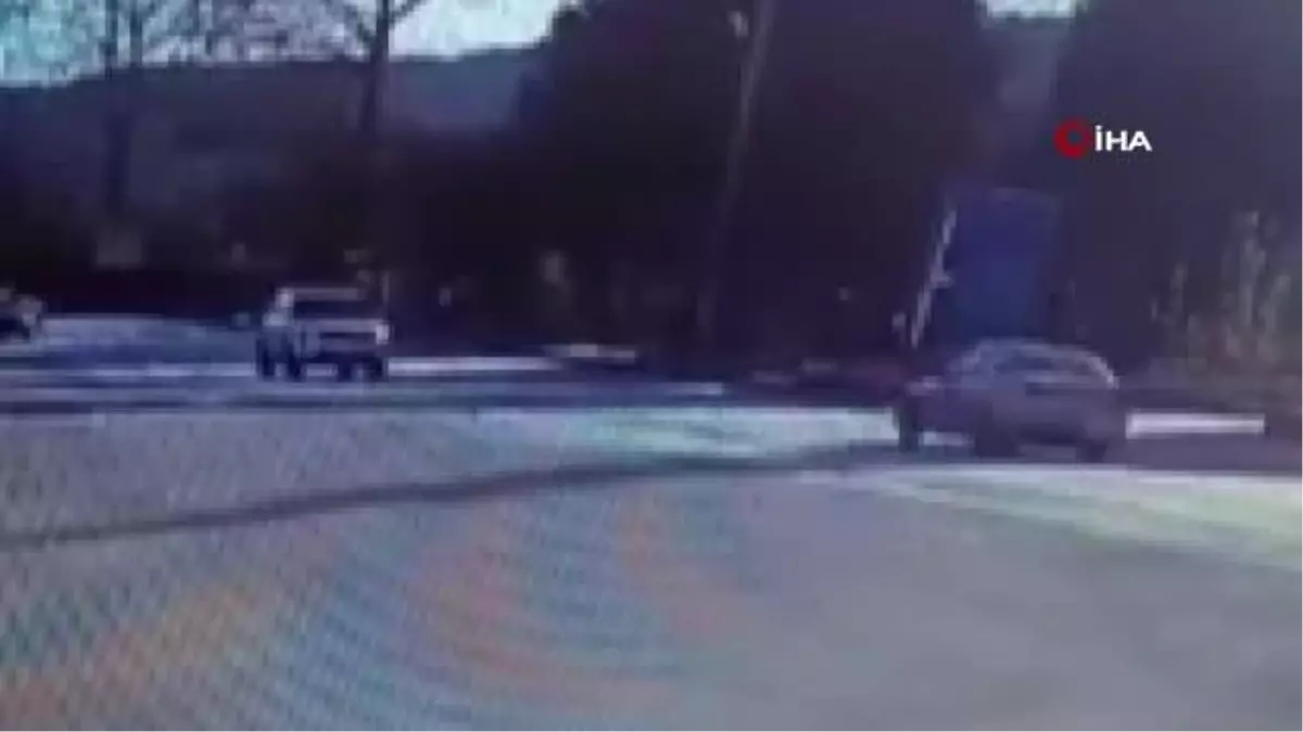 Lüks otomobil, karşı yönden gelen otomobille böyle çarpıştı