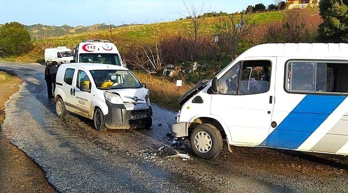 Manisa\'da iki araç kafa kafaya çarpıştı: 5 yaralı