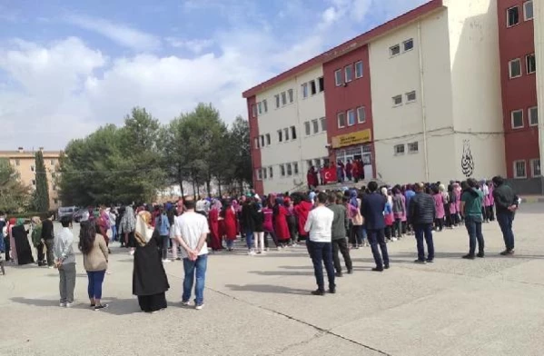 ÖĞRENCİLER, BAŞKA OKULLARA GÖREVLENDİRİLEN ÖĞRETMENLERİ İÇİN YOLU TRAFİĞE KAPATTI