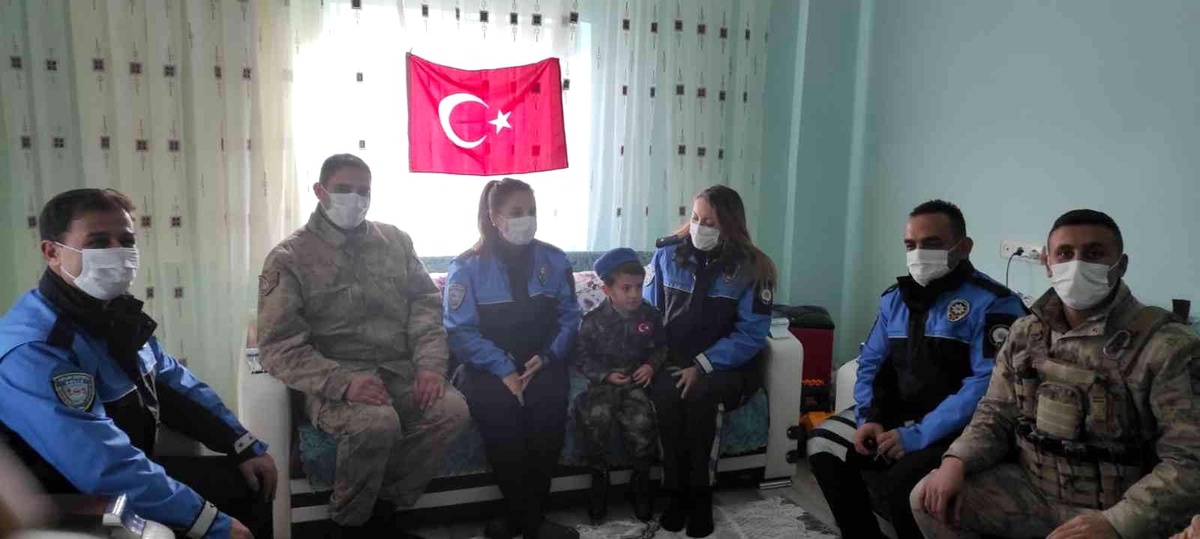 Polisten minik Ali Hamza\'ya doğum günü sürprizi