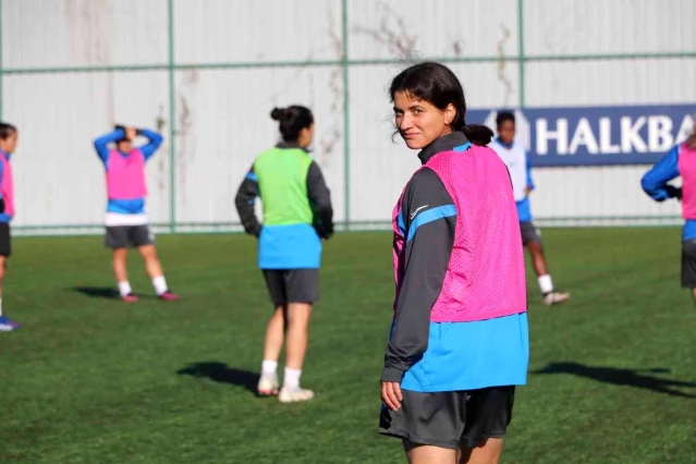 Rize'nin kadın futbolcuları ve teknik direktörü hedefe kilitlendi