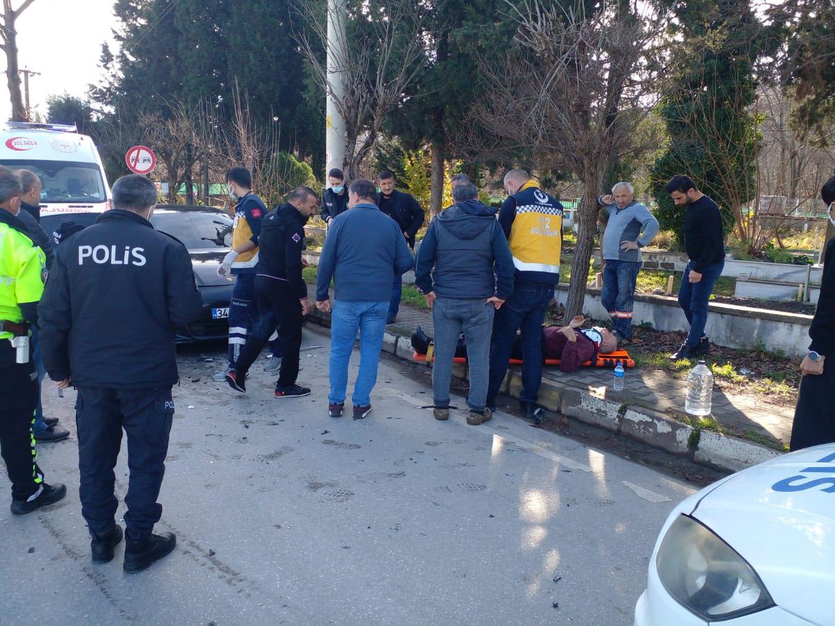 Son Dakika | Sakarya'da 4 kişinin yaralandığı trafik kazası güvenlik kamerasında