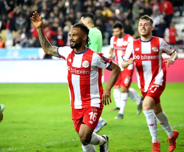 Süper Lig: FT Antalyaspor: 1 Trabzonspor: 1 (İlk yarı)