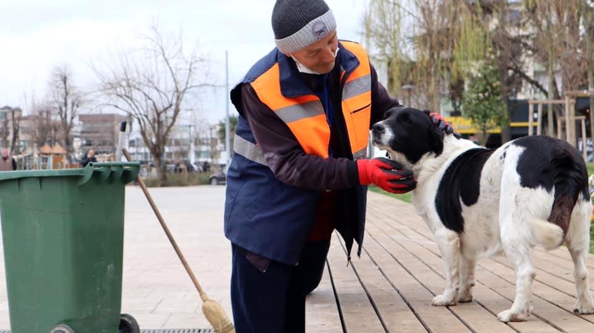 Temizlik işçisi ile köpeğin yürekleri ısıtan dostluğu