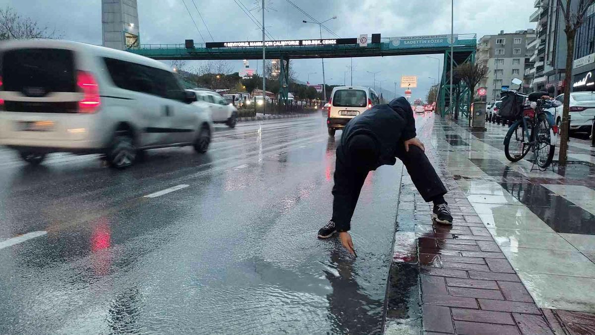 Tıkanan mazgalları elleriyle açtı