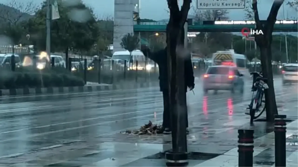 Tıkanan mazgalları elleriyle açtı