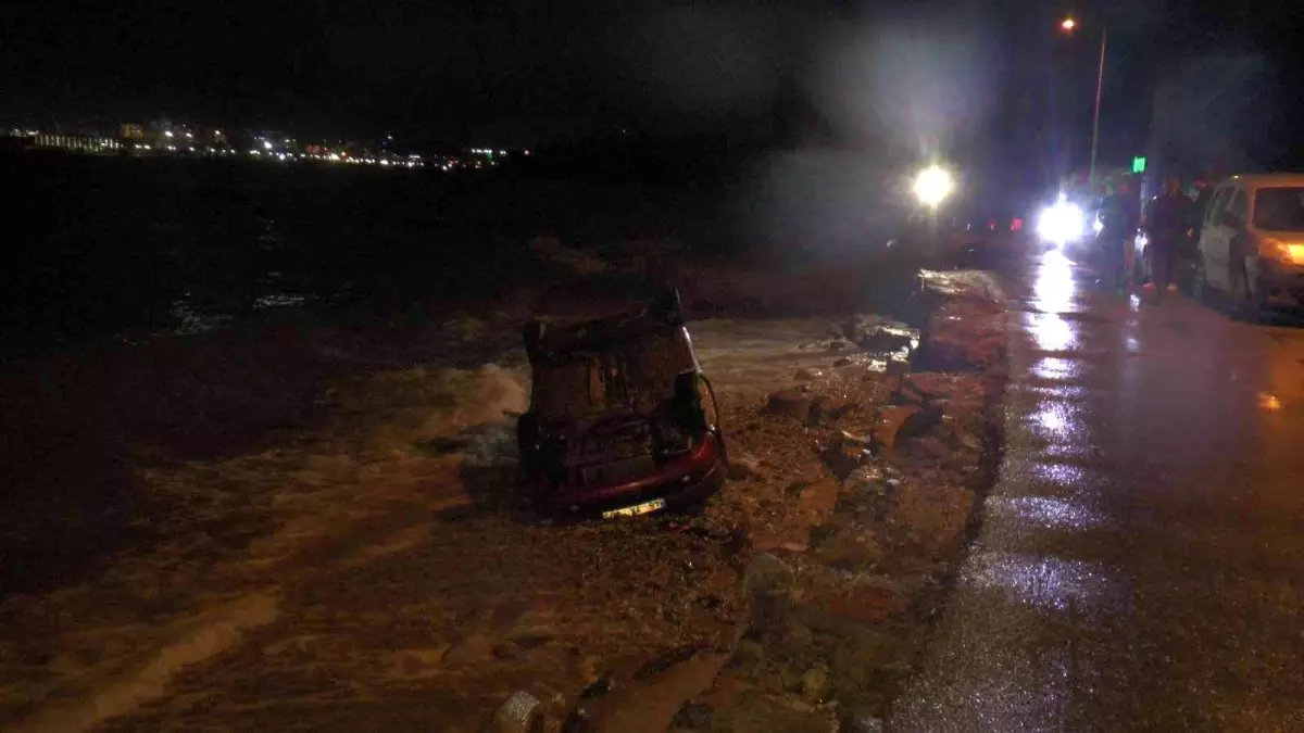 Tuzla'da denize uçan otomobili iple bağladı