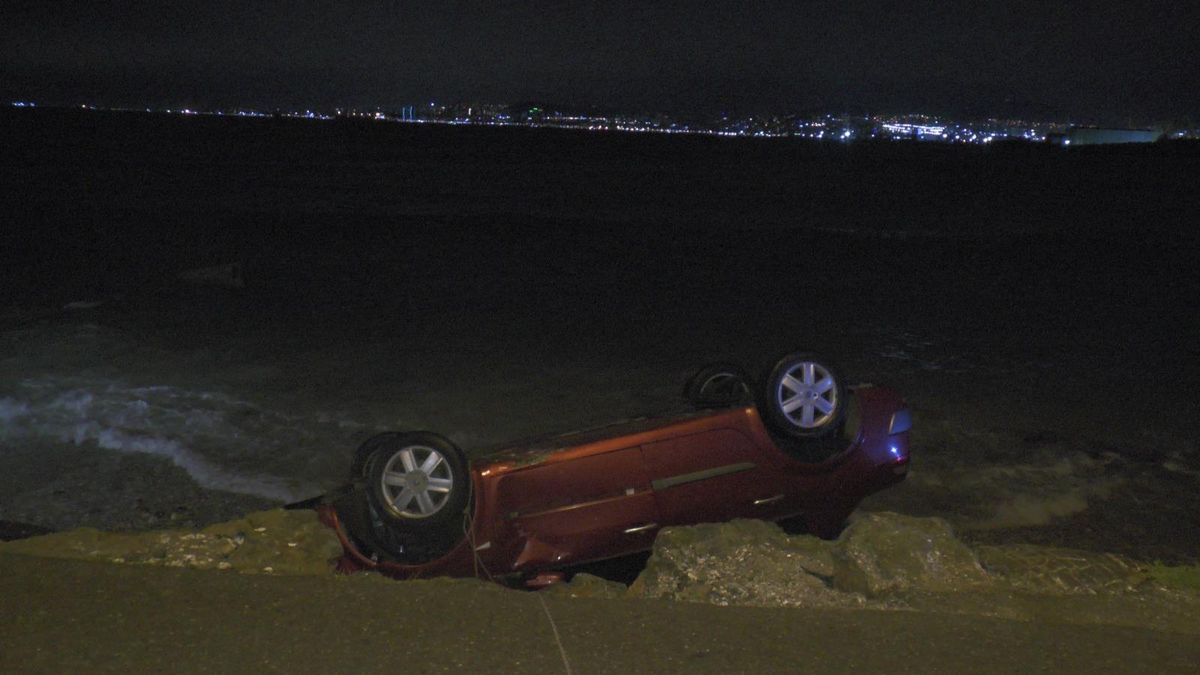 Tuzla\'da denize uçan otomobili iple bağladı
