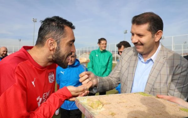 Vali Ayhan'dan Sivasspor'a baklava ikramı