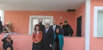 Son dakika haberi! Vali Bilmez, selde komşusu tarafından kurtarılan Kader'i yeni evlerinde ziyaret etti