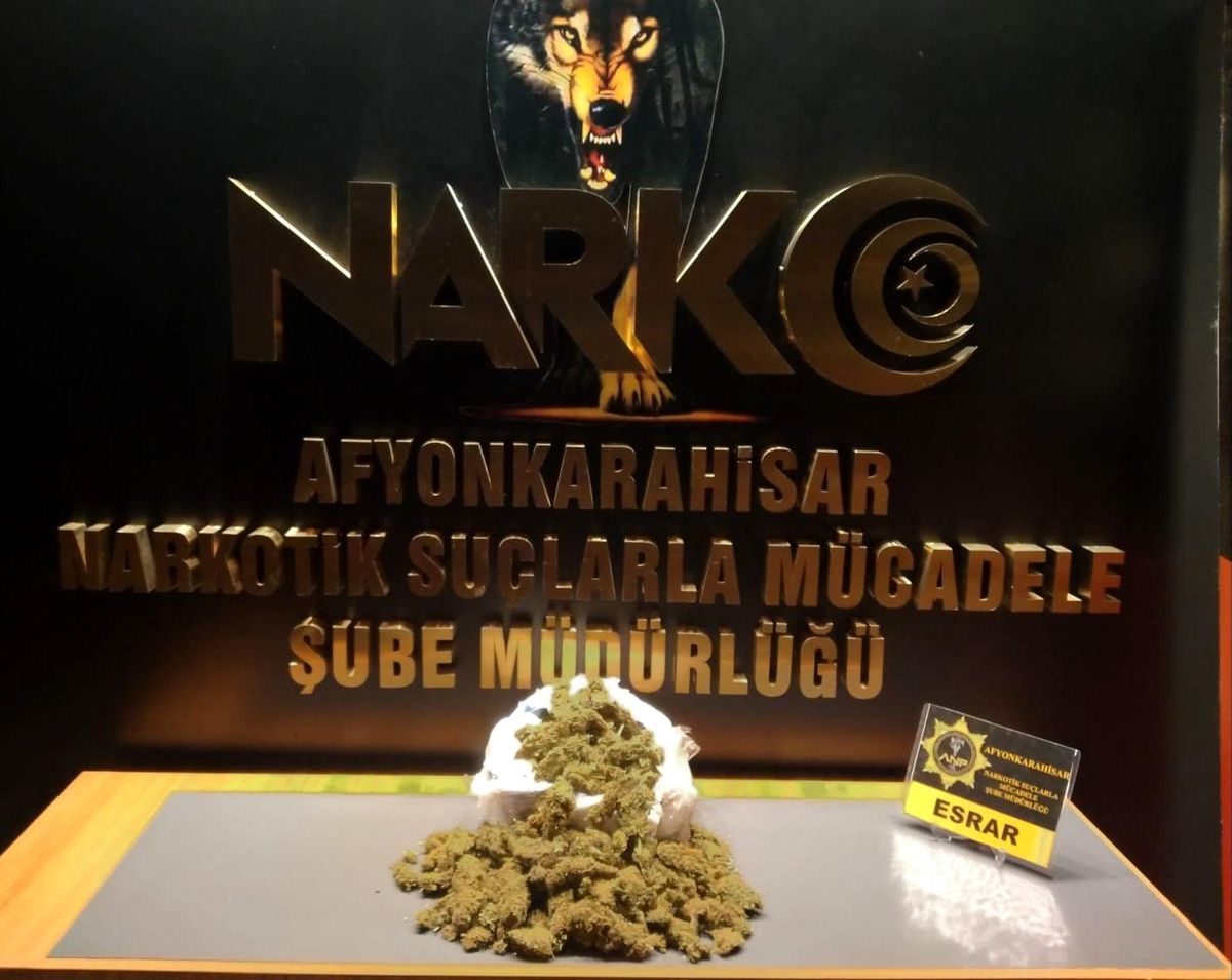 Arama yapılan otomobilde 1 kilo 250 gram esrar ele geçirildi