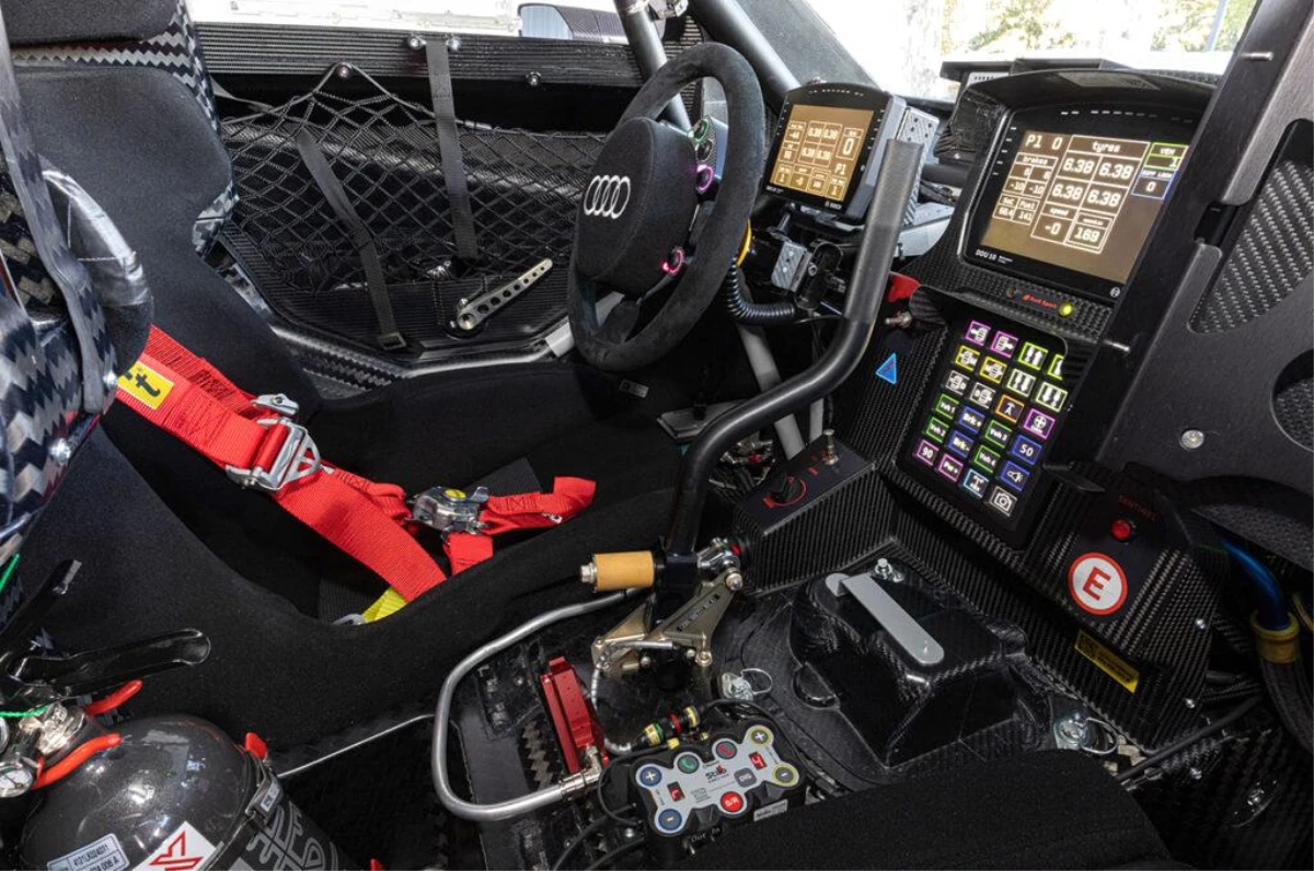 Audi Dakar\'a hazırlanan RS Q e-tron\'un kokpit detaylarını paylaştı