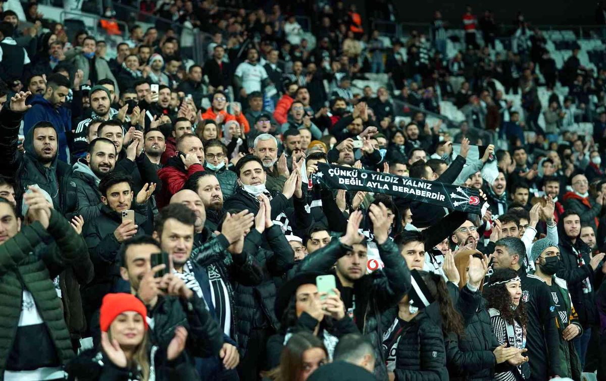 Beşiktaş taraftarından Sergen Yalçın\'a destek