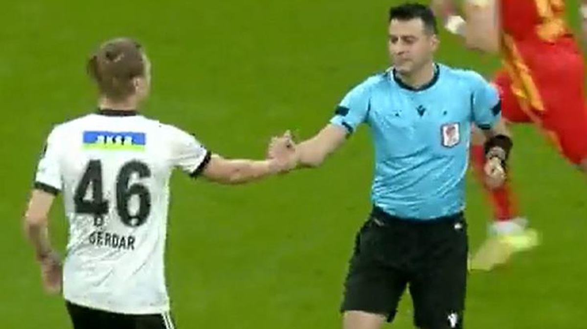 Beşiktaş tribünlerinde alkış tufanı koparan an! Genç futbolcu Serdar Saatçı\'dan derslik hareket