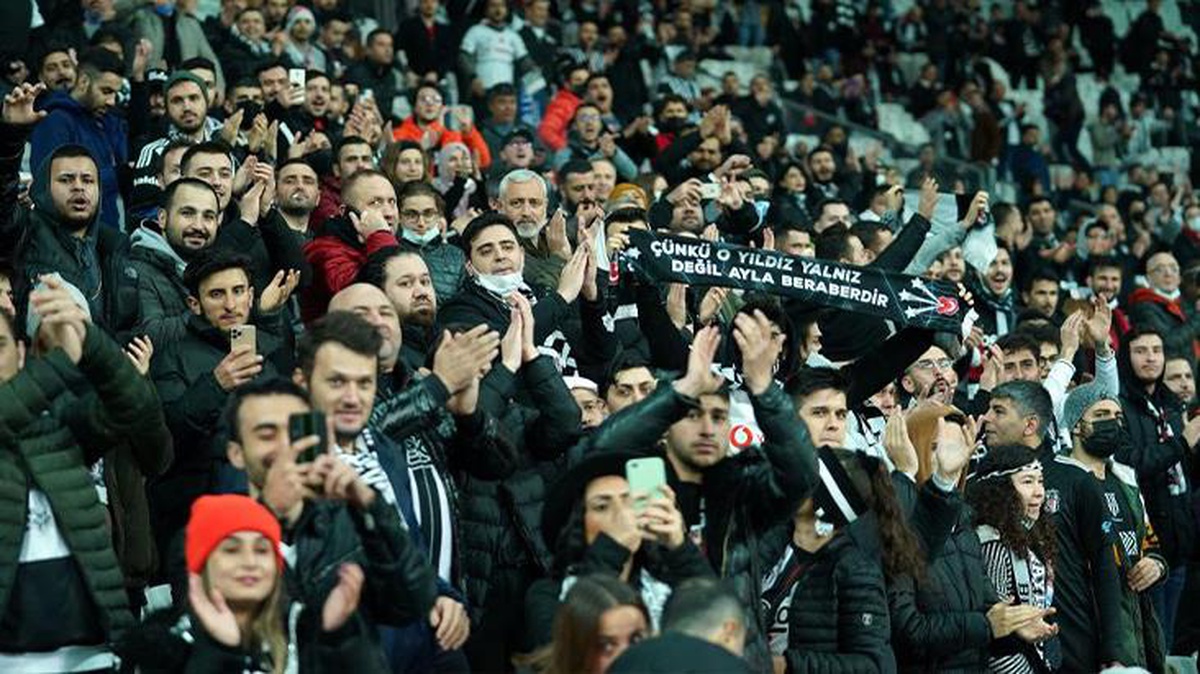Dolmabahçe\'de tribünler Kayserispor maçının ilk düdüğüyle yıkıldı!