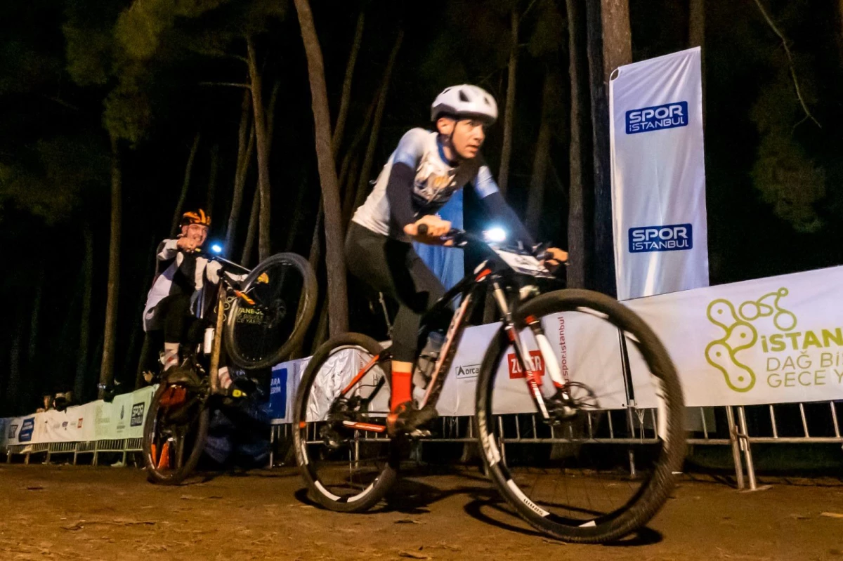 İstanbul\'daki bisiklet tutkunları gece yarışında bir araya geldi