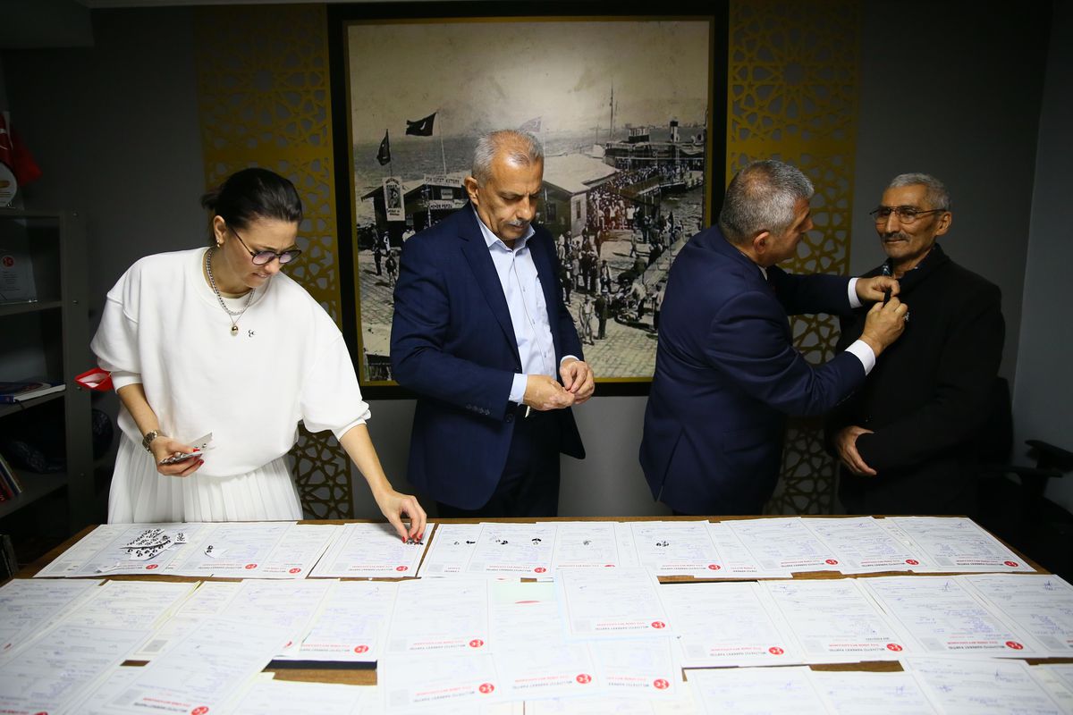 İzmir\'de CHP ve İYİ Parti\'den istifa eden 73 kişi MHP\'ye katıldı