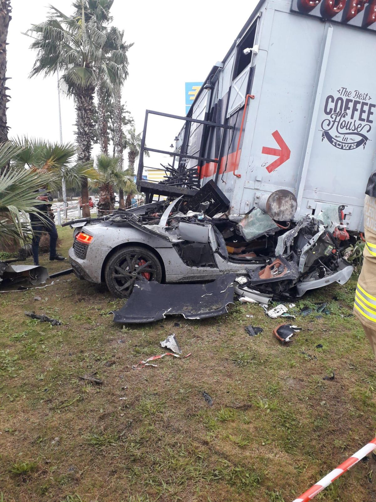 Son dakika haberleri | İzmir'de yol kenarındaki römorka çarpan otomobilin sürücüsü öldü