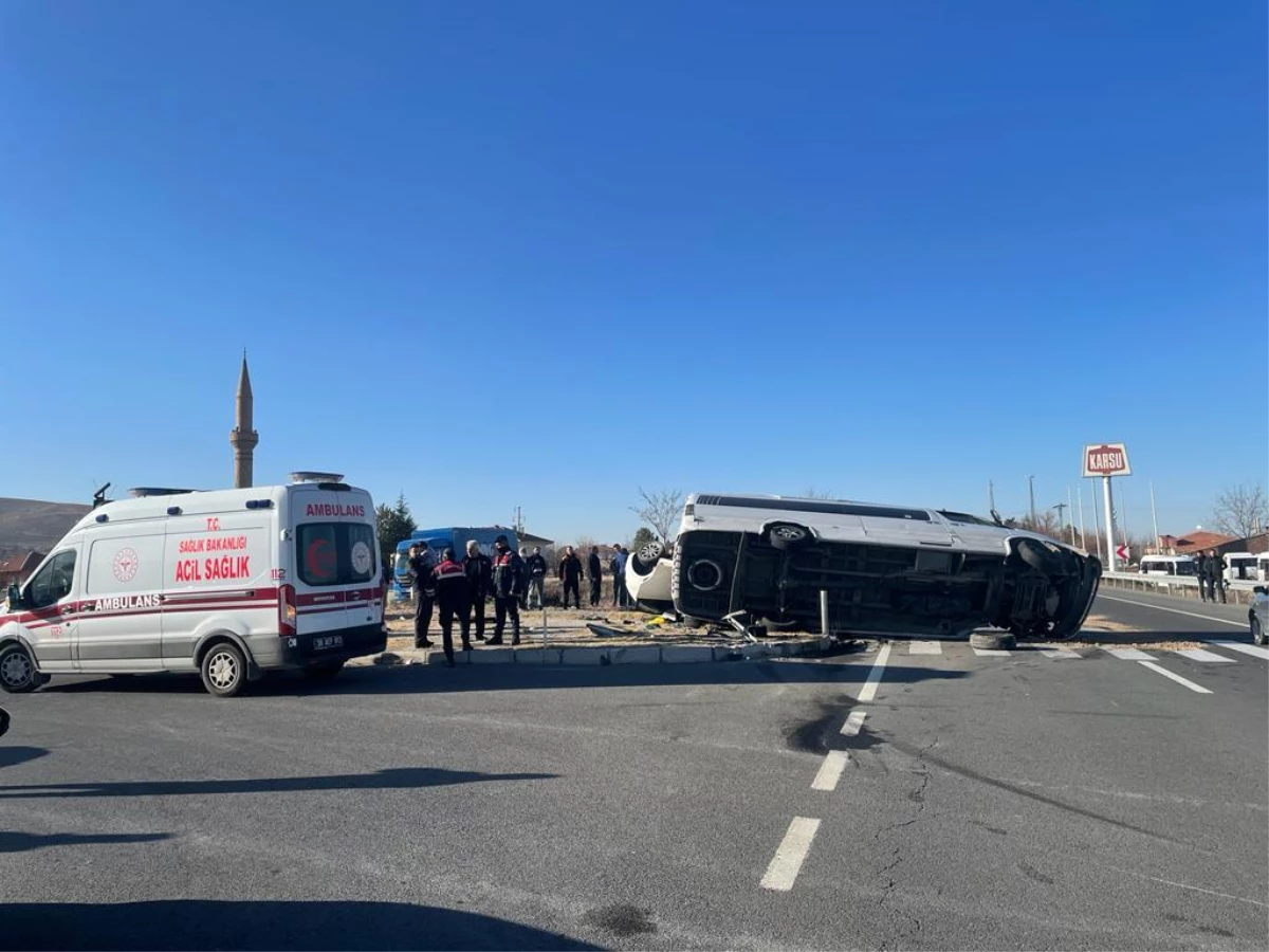 Son dakika haber... Minibüs ile otomobilin çarpıştığı kazada 7 kişi yaralandı