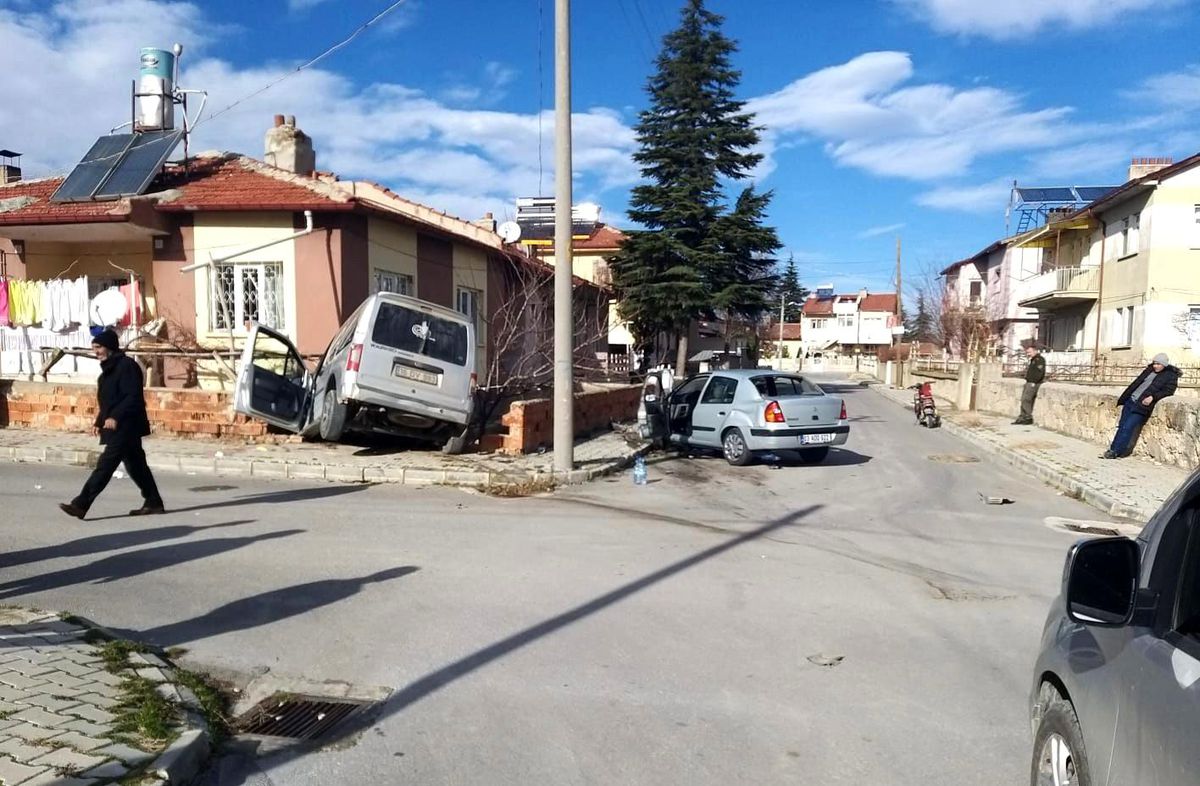 Son dakika haber | Kazada savrulan araç istinat duvarını yıkıp evin bahçesine girdi