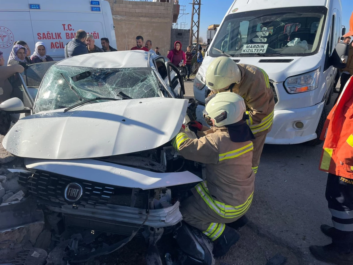 Mardin\'de minibüs ile otomobilin çarpışması sonucu 6 kişi yaralandı