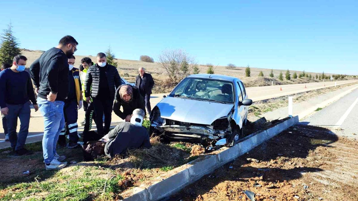 Otomobil refüje çarptı: 2 yaralı