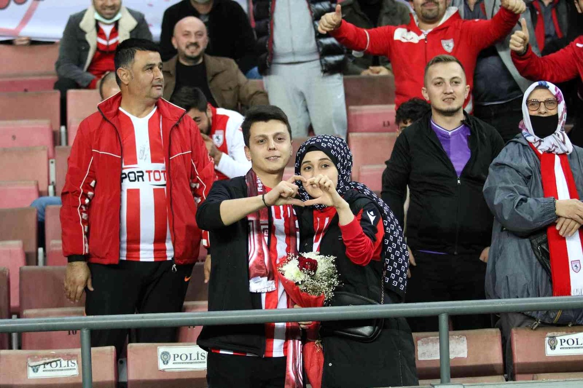 Samsunspor Ankaragücü maçında evlilik teklifi