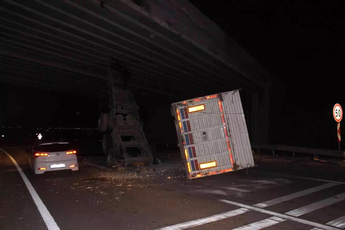 Seyir halindeki tırın açılan dorsesi köprüye çarptı