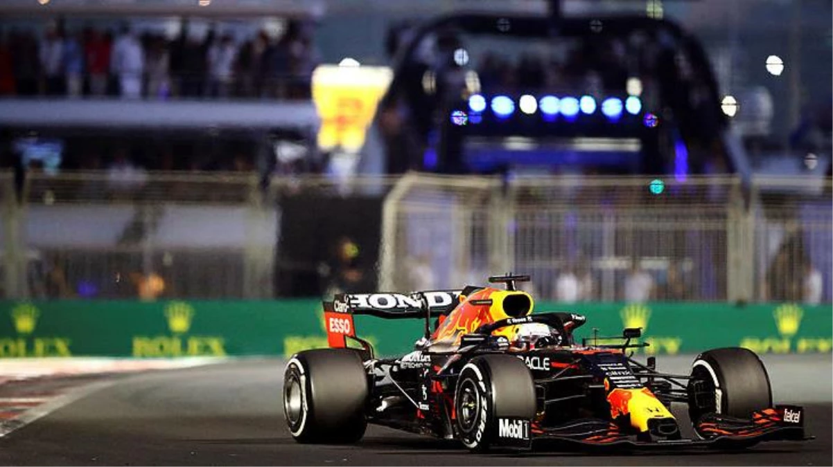 Son Dakika: Formula 1\'de Max Verstappen, son turda Hamilton\'u geçerek dünya şampiyonu oldu.