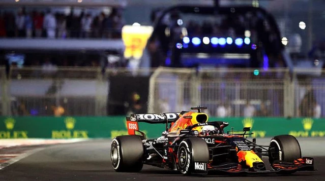 Son Dakika: Formula 1'de Max Verstappen, son turda Hamilton'u geçerek dünya şampiyonu oldu.