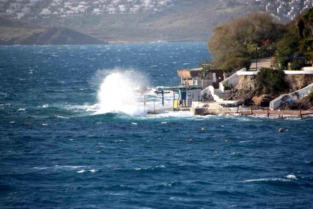 Tekne karaya oturdu, kayıklar su aldı