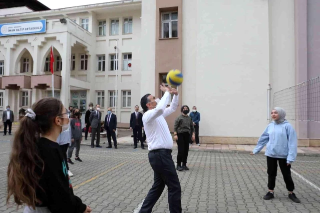 Vali Atay, öğrencilerle voleybol oynadı