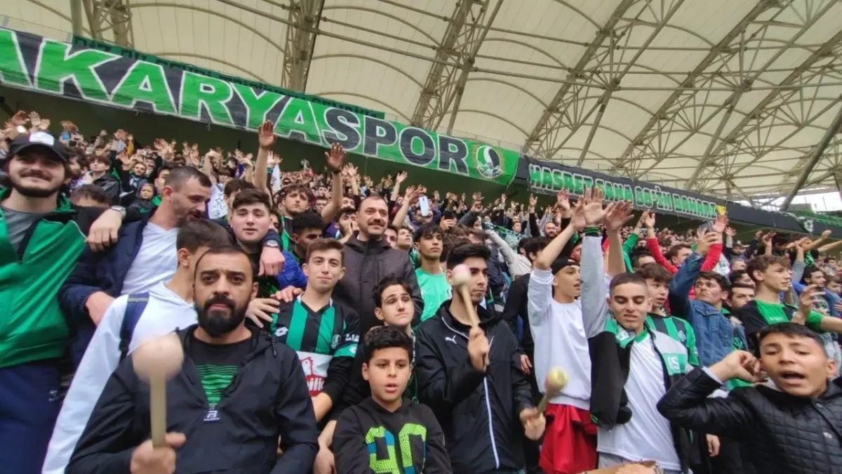 Vali Kaldırım, Sakaryaspor maçını taraftarlarla tribünden izledi