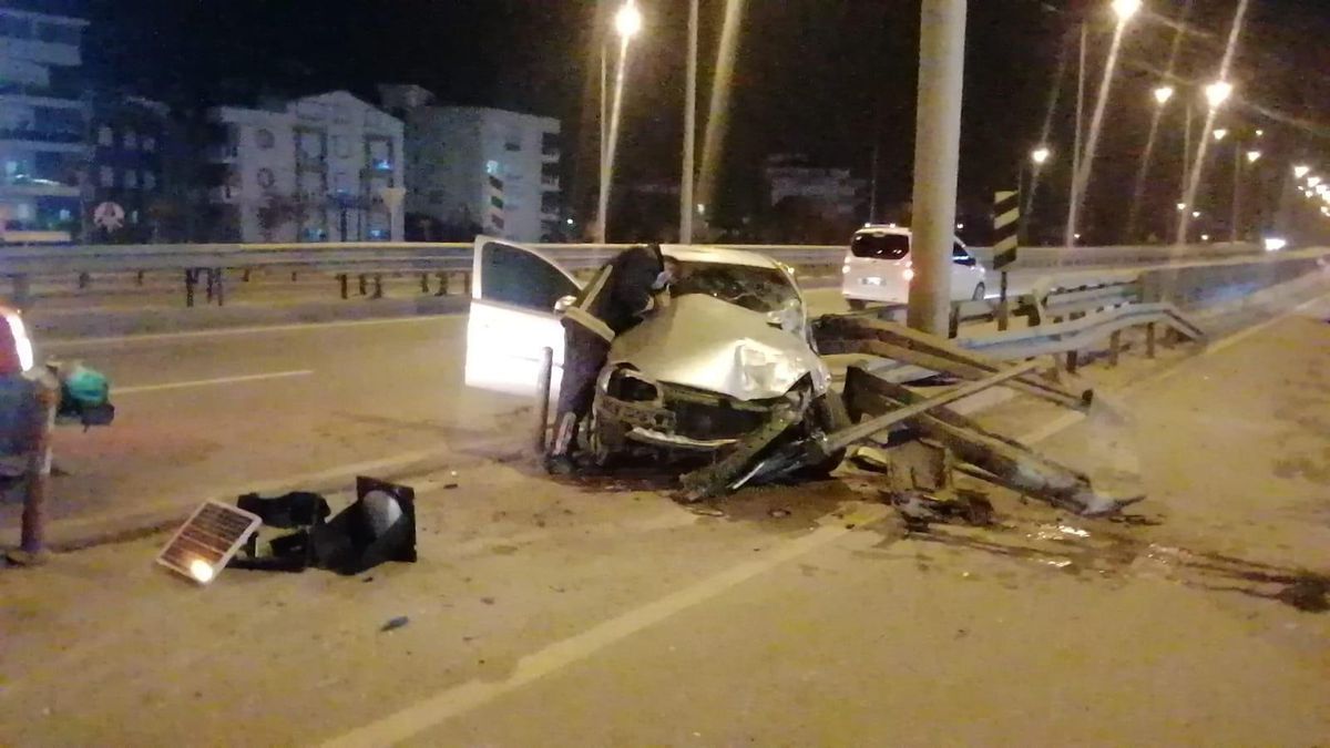 Yavaşlayan araçlara çarpmamak için frene basan sürücü ağaca çarptı 3 kişi yaralandı